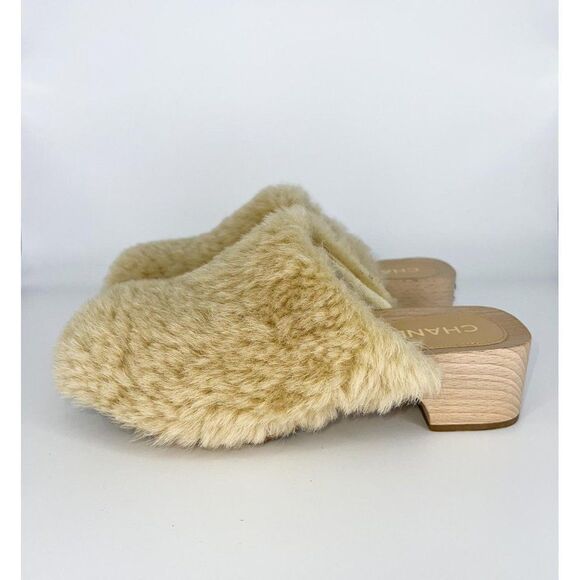 CHANEL 2022 Beige SHEARLING LAMBSKIN CC Logo Fuzzy Low Heel Clogs Size E… - Picture 5 of 15